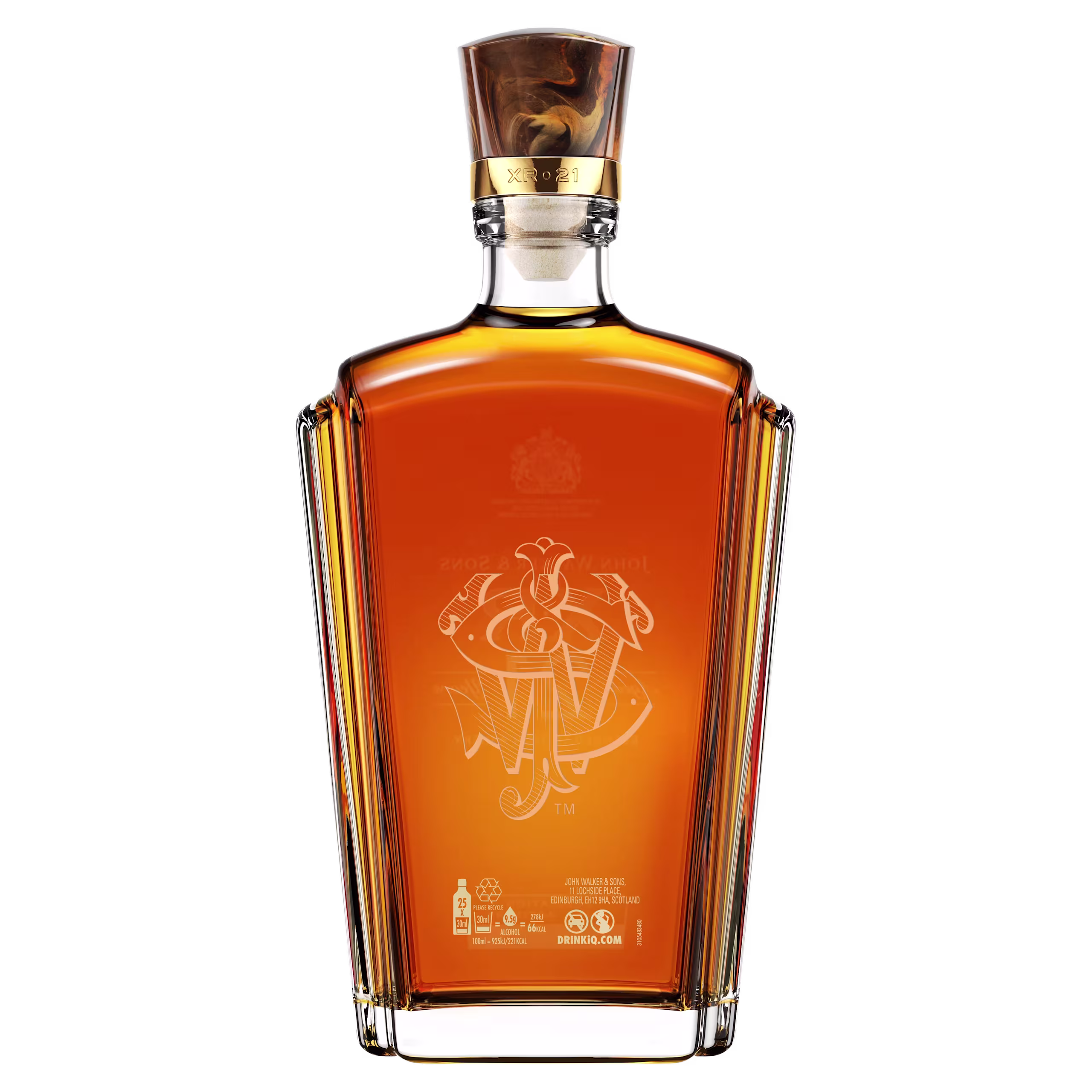 Johnnie Walker XR21 是一款金色玻璃瓶,獨特的棱角設計,裝滿琥珀色液體。瓶身上刻有造型複雜的龍形雕刻,透明瓶蓋上有一圈金色圓環,坐落在白色背景上。