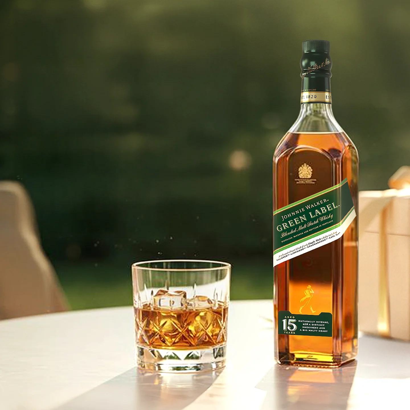 Una botella de whisky escocés de malta mezclado Johnnie Walker Green Label de 15 años se encuentra junto a su caja verde y dorada a juego. Ambas lucen el logotipo de la marca, la fecha de caducidad y el icónico icono del hombre caminando.