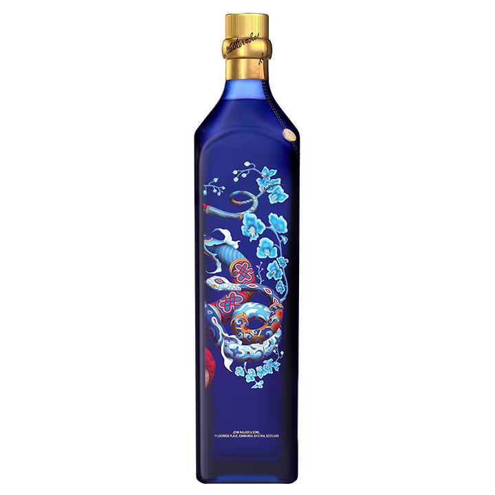 Een hoge, blauwe fles met een gouden dop, met op het oppervlak een ingewikkeld, kleurrijk kunstwerk met bloemen, wolken en een drakenmotief.