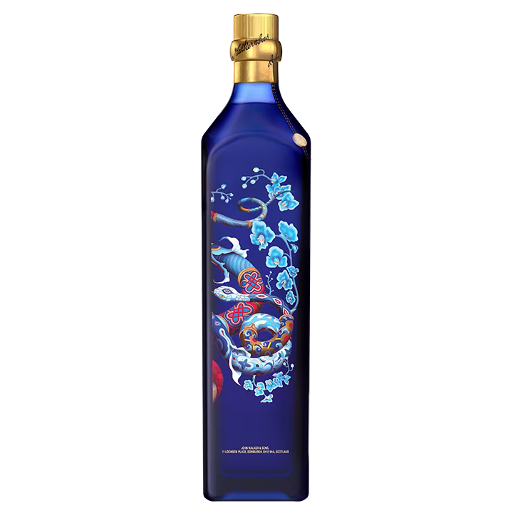Una botella alta Blue Label Limited Edition Year of the Snake, con tapón dorado, presenta intrincados diseños de flores azules y una colorida serpiente. La botella es elegante, con una mezcla de motivos abstractos y florales en colores vibrantes.