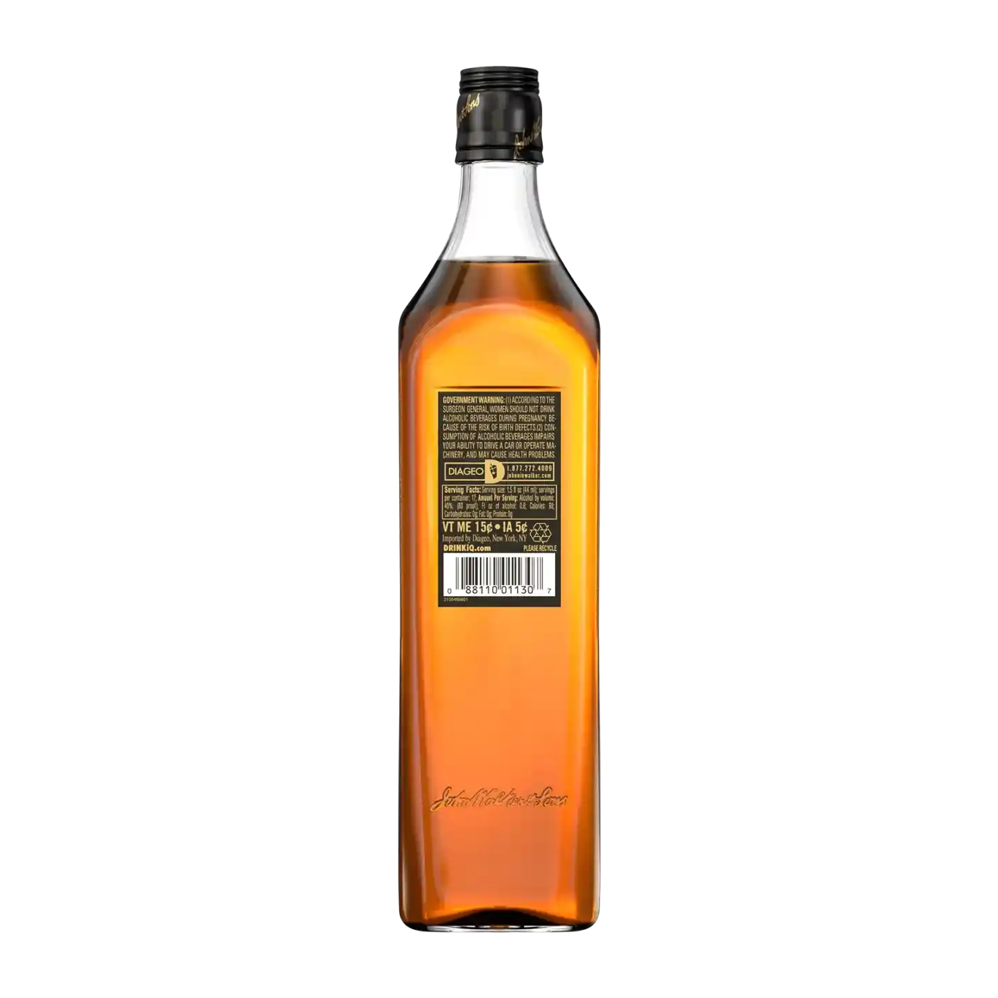 Eine rechteckige Whiskyflasche mit einem schwarz-goldenen Etikett, auf dessen Rückseite sich Text und ein Barcode befinden. Die Flasche enthält eine bernsteinfarbene Flüssigkeit und hat einen schwarzen Deckel. Der Hintergrund ist schlicht weiß.