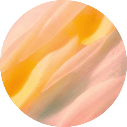 Zachte, abstracte pastelkleurige golven in gele, perzik- en lichtroze tinten binnen een cirkelvormig kader.