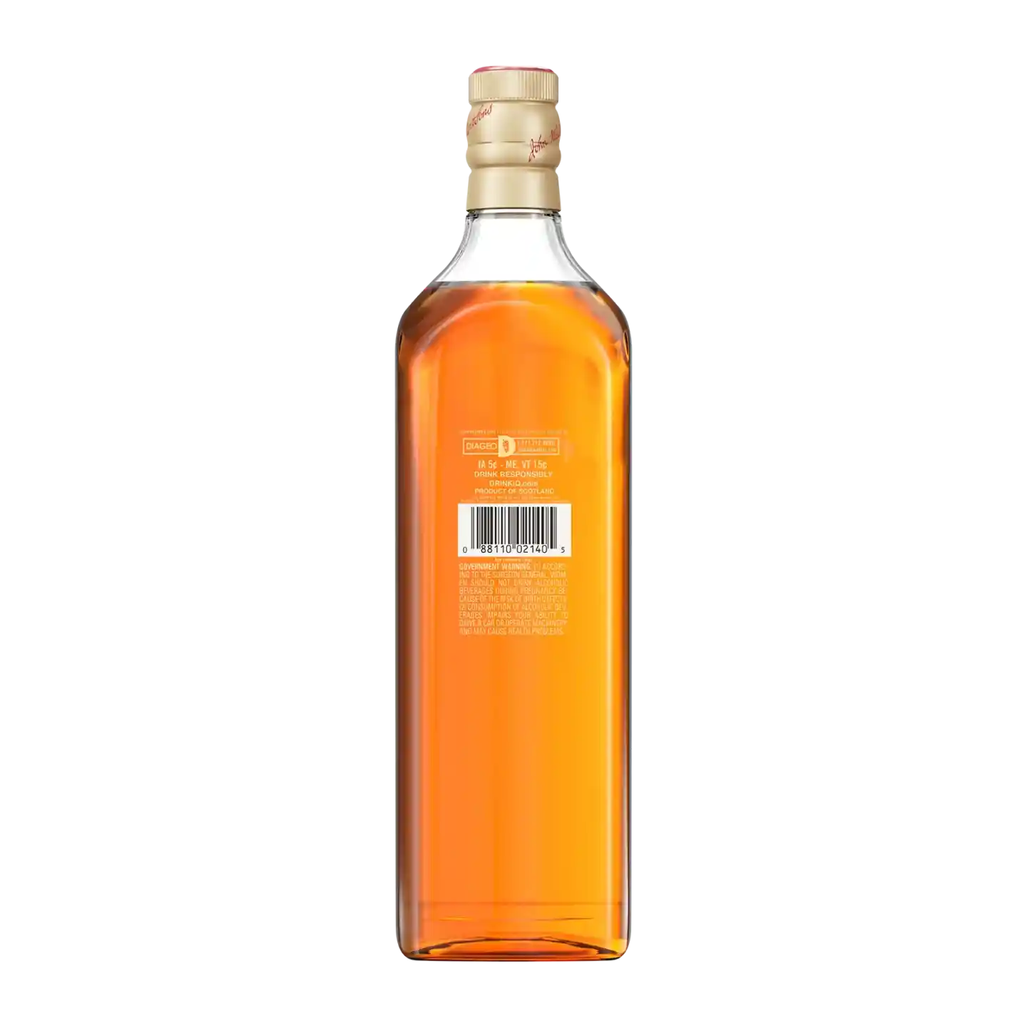 Eine Whiskyflasche von der Seite gesehen, mit einer bernsteinfarbenen Flüssigkeit im Inneren. Die Flasche hat einen weiß-roten Verschluss, auf der Rückseite sind ein Strichcode und ein kleines Textetikett zu sehen. Der Hintergrund ist schlicht weiß.