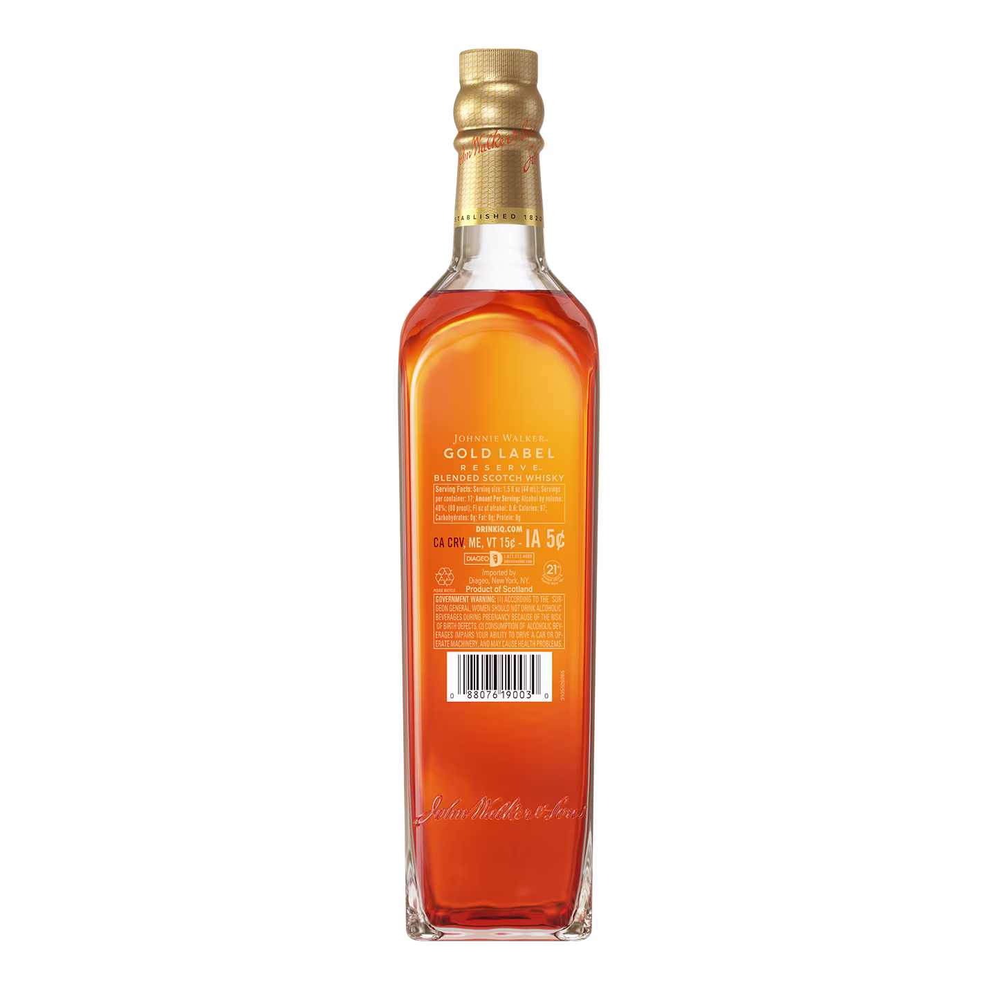 Висока пляшка купажованого шотландського віскі Johnnie Walker Gold Label із золотою кришкою та чіткою етикеткою з текстом і штрих-кодом. Флакон наповнений рідиною бурштинового кольору і розташований на білому тлі.