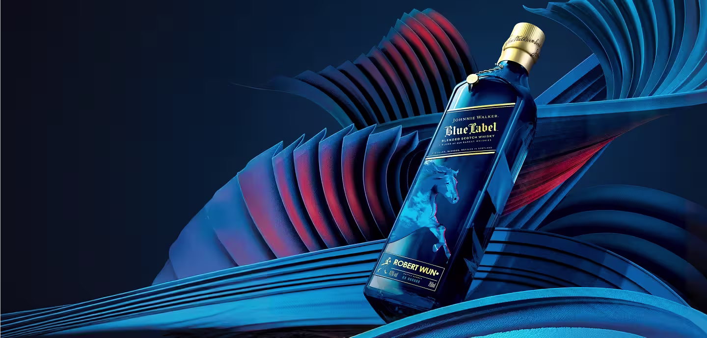 Eine Flasche Johnnie Walker Blue Label Whisky steht vor einem Hintergrund aus abstrakten, blauen und roten Wellenformen auf dunkelblauem Grund. Das Etikett ist gut sichtbar und hat einen goldenen Verschluss.