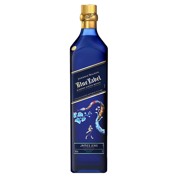 Botella azul de whisky escocés Johnnie Walker Blue Label Year Of The Snake con diseños artísticos de flores azules y una figura saltando. En la etiqueta se puede leer Johnnie Walker Blue Label y James Jean.