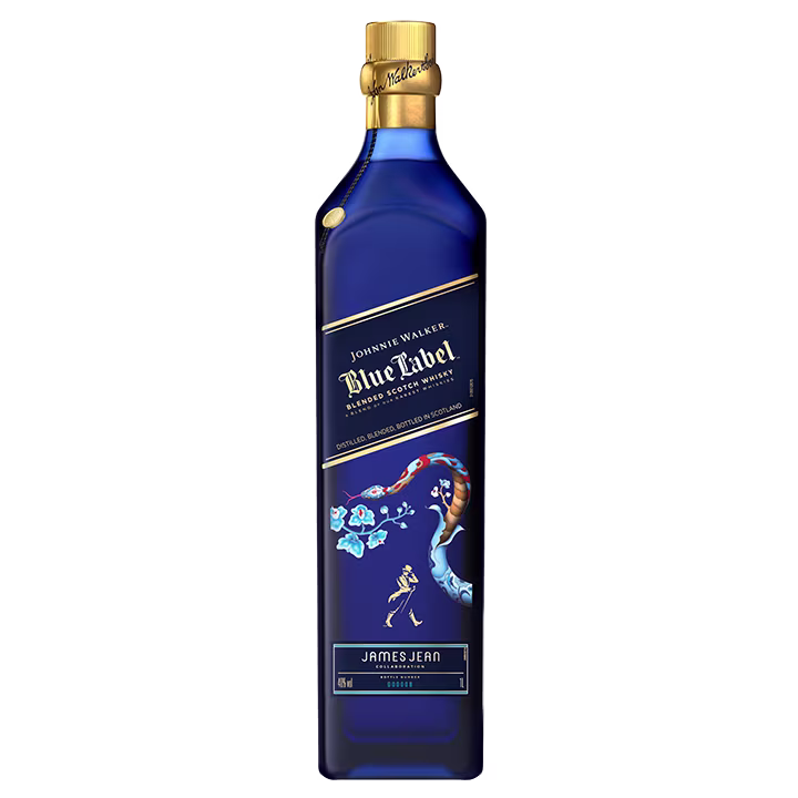 Blauwe fles Johnnie Walker Blue Label Scotch Whisky met ingewikkelde bloemen- en vogelkunstwerken op het etiket van kunstenaar James Jean. De fles heeft een gouden dop en elegante designelementen.