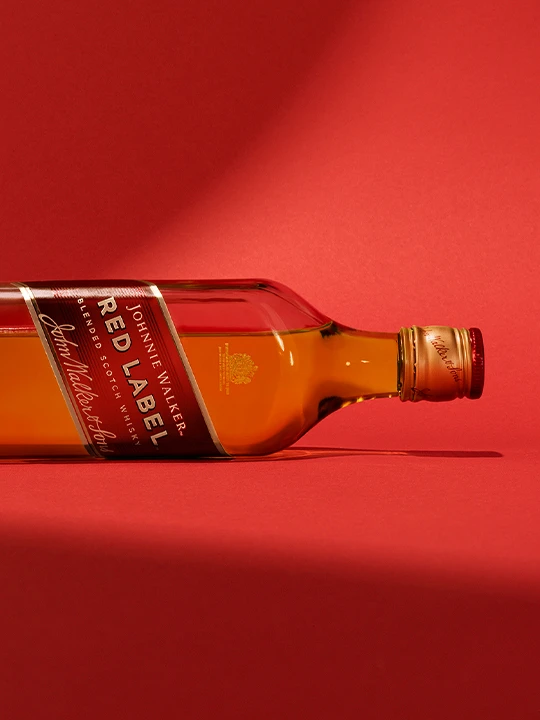 Κοντινό πλάνο του Johnnie Walker Red Label στο πλάι