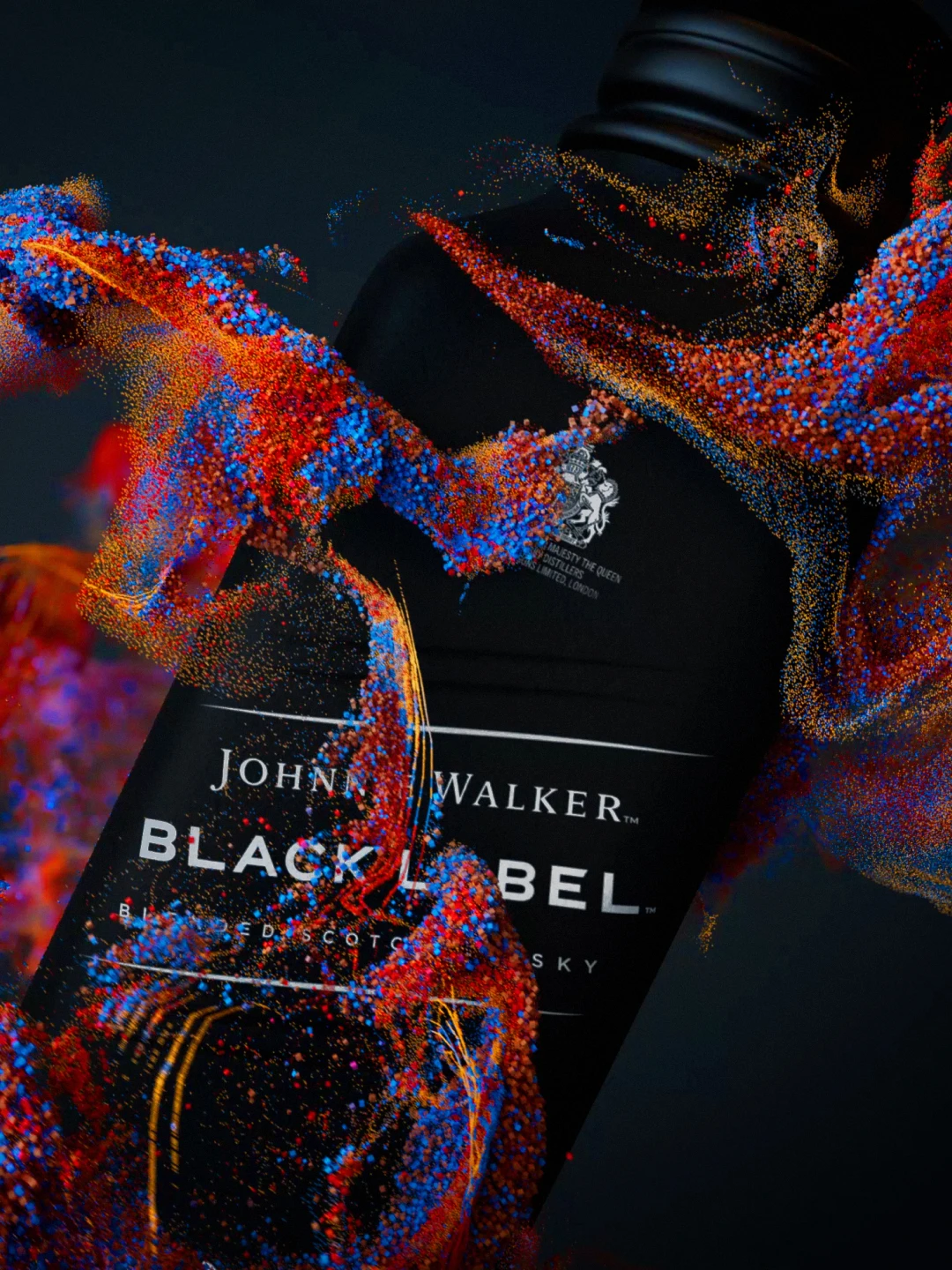 Una botella de Johnnie Walker Black Label, una mezcla de whisky escocés, está rodeada de remolinos de vibrantes colores azul, rojo y naranja sobre un fondo oscuro.