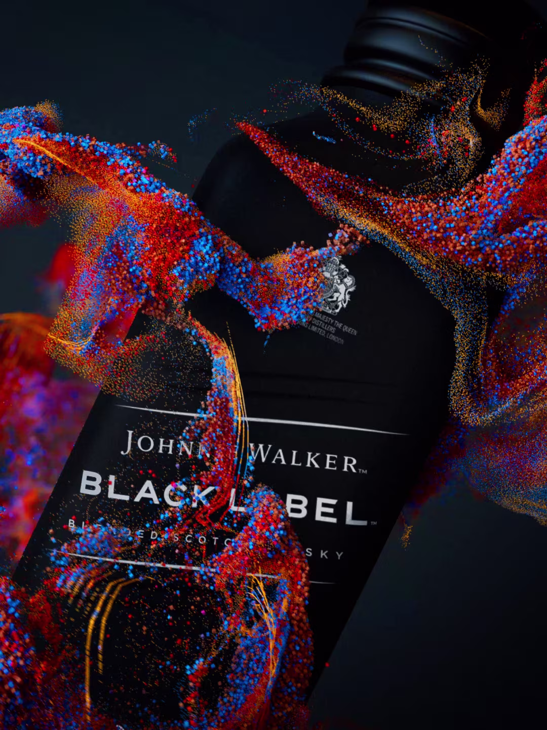 Ένα μαύρο μπουκάλι Johnnie Walker Black Label Scotch Whisky περιβάλλεται από στροβιλιζόμενα πολύχρωμα σωματίδια σε αποχρώσεις του μπλε, του πορτοκαλί και του κόκκινου, σε σκούρο φόντο.