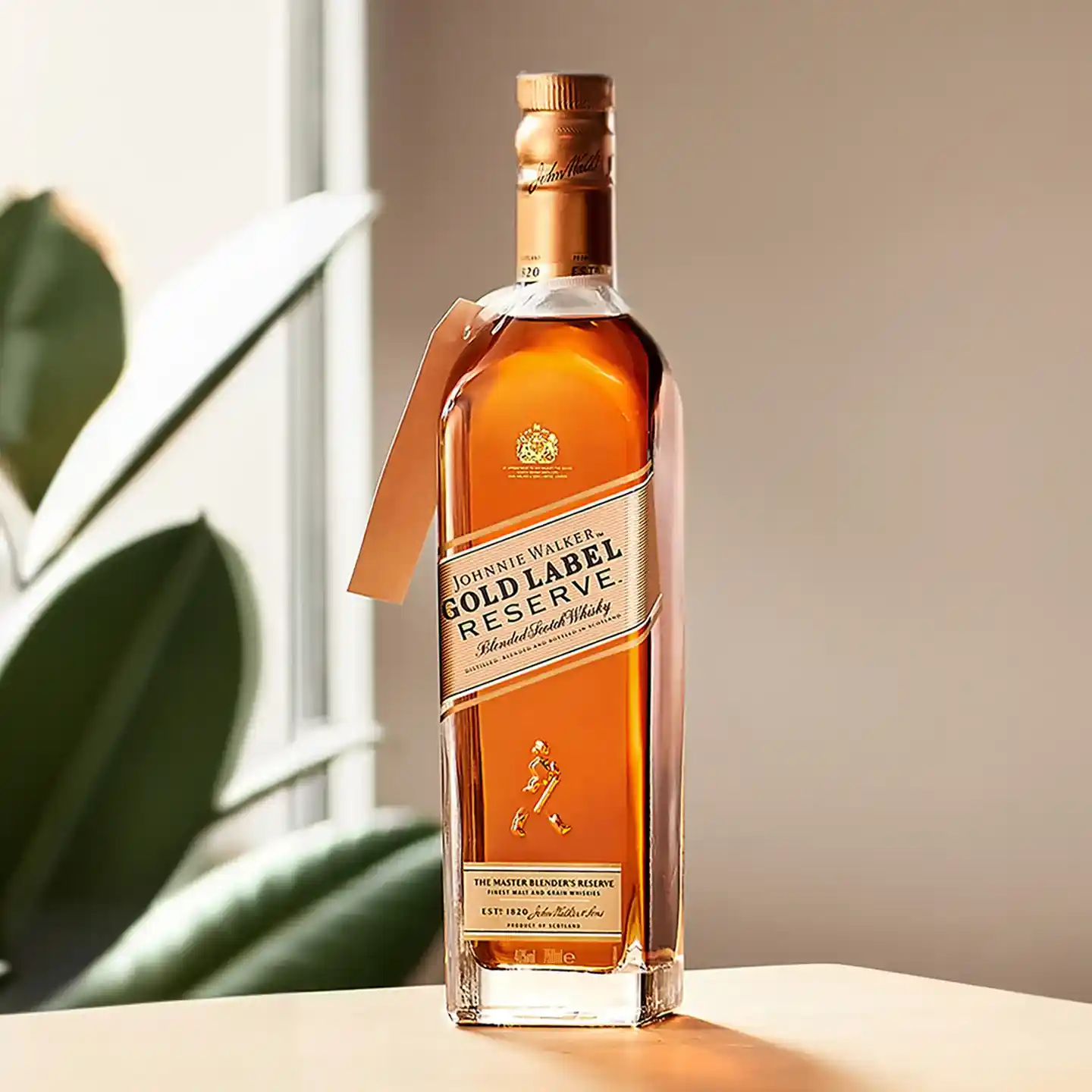 Una botella de whisky escocés mezclado Johnnie Walker Gold Label Reserve.