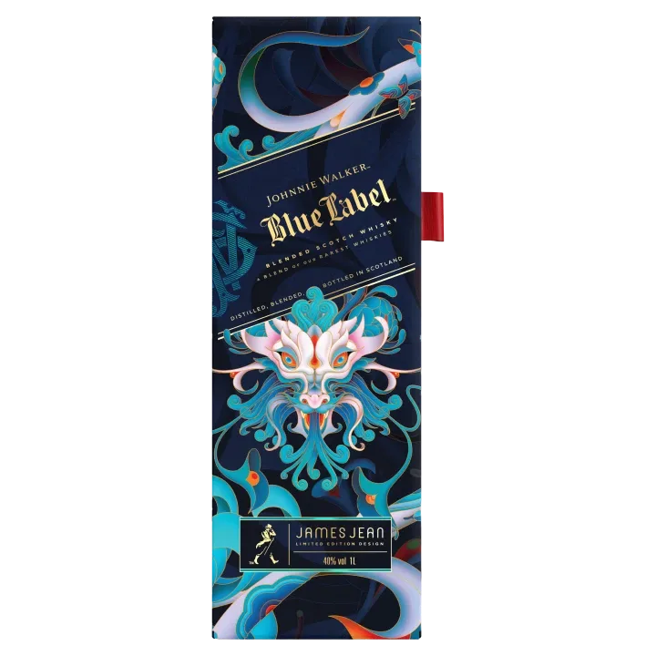 Une boîte rectangulaire Johnnie Walker Blue Label présente une illustration complexe et colorée d'un dragon blanc de James Jean, avec des lettres dorées et des motifs bleus tourbillonnants sur un fond sombre.