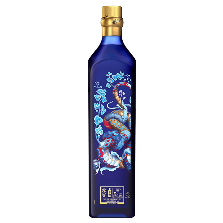 Una etiqueta azul del Año Lunar de la Serpiente con un vibrante y artístico diseño de una serpiente entrelazada con flores. La botella tiene un tapón dorado y presenta iconos que indican el reciclaje y advertencias en la parte inferior.