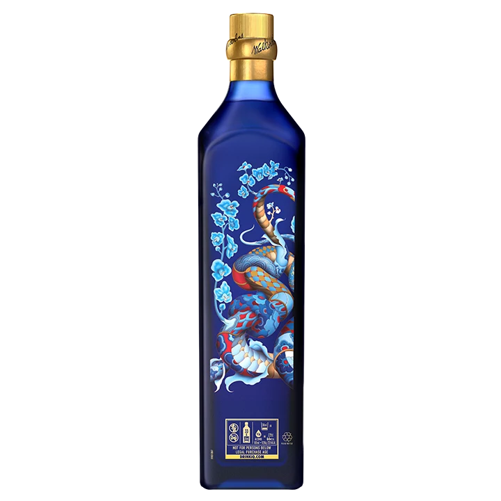 Una etiqueta azul del Año Lunar de la Serpiente con un vibrante y artístico diseño de una serpiente entrelazada con flores. La botella tiene un tapón dorado y presenta iconos que indican el reciclaje y advertencias en la parte inferior.
