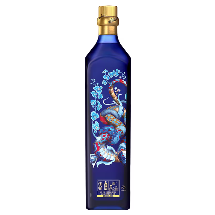 Een blauwe fles met een gouden dop, waarop een kleurrijke, gestileerde draak en wolken op de zijkant staan afgebeeld.