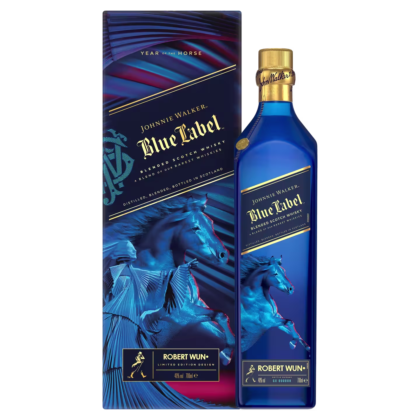 Een blauwe fles Johnnie Walker Blue Label whisky staat naast de bijpassende doos, beide versierd met dynamische illustraties van blauwe paarden en gouden accenten, ter ere van het Jaar van het Paard en een samenwerking met Robert Wun.