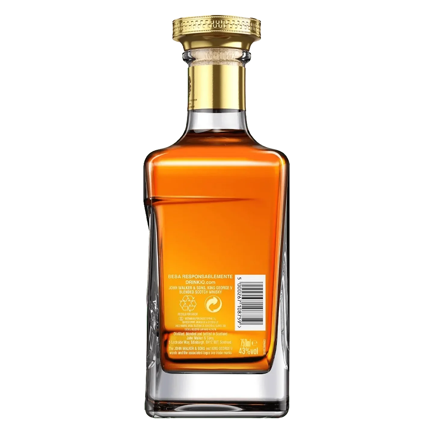 Une bouteille en verre rectangulaire transparente remplie de liqueur de couleur ambrée, vue de l'arrière, avec un bouchon doré et du texte et des symboles blancs sur l'étiquette près du bas.