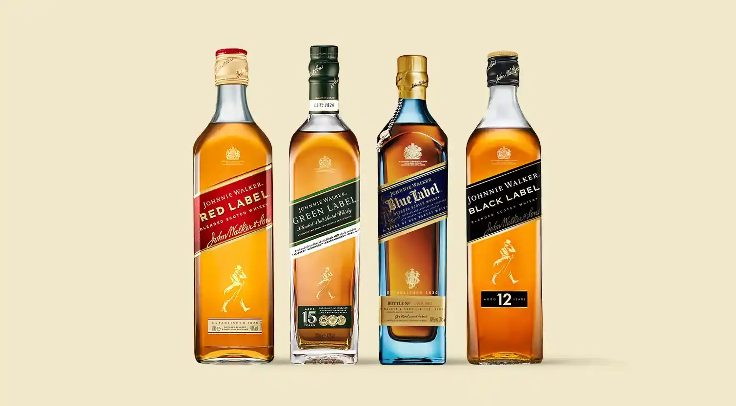 Bốn chai rượu whisky Johnnie Walker được trưng bày cạnh nhau, trưng bày các biến thể Nhãn Đỏ, Nhãn Xanh, Nhãn Xanh và Nhãn Đen, làm nổi bật nhãn hiệu riêng biệt và nhãn hiệu cao cấp của chúng.