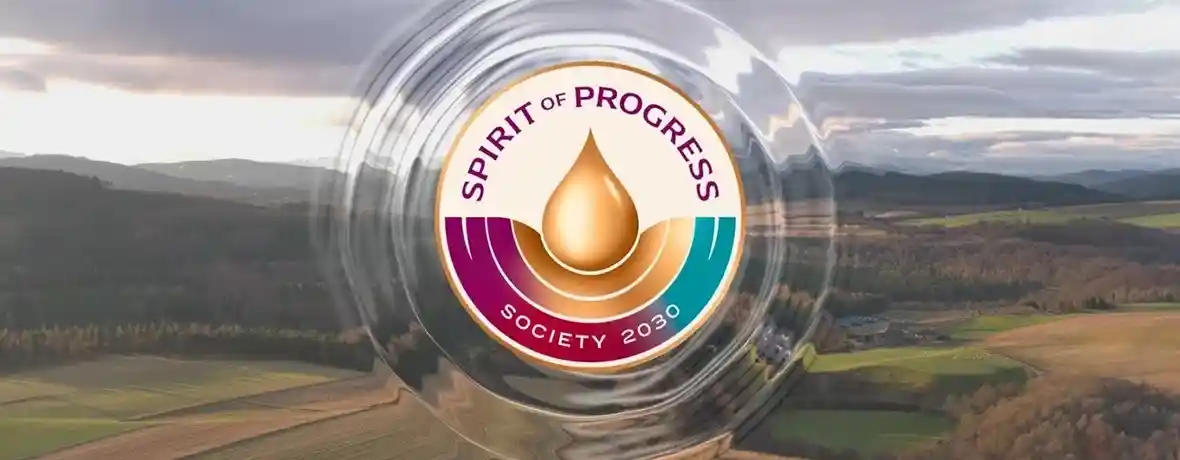 Logo met Spirit of Progress Society 2030 met een gouden druppel op een ronde badge. De achtergrond is een schilderachtig landschap met glooiende heuvels en een bewolkte lucht.