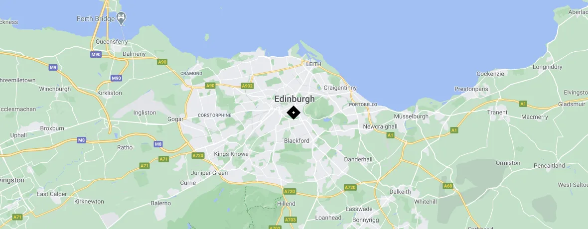 Um mapa de Edimburgo, Escócia, com um marcador preto no centro da cidade.