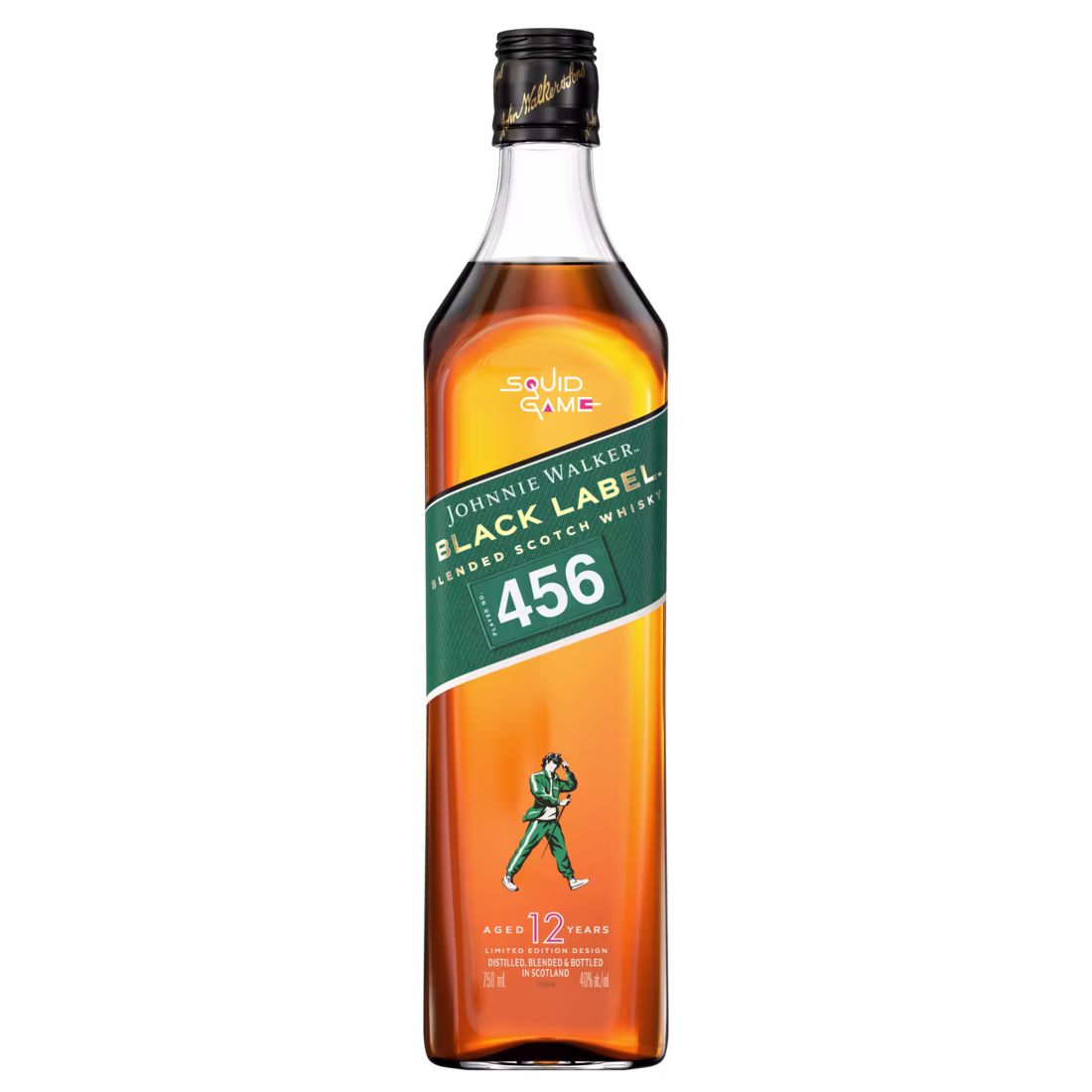 Bouteille de whisky Johnnie Walker Black Label avec une étiquette verte portant le numéro 456 et un personnage en survêtement vert, en référence à Squid Game. Le bouchon arbore le logo Squid Game. La bouteille est remplie d'un liquide ambré.
