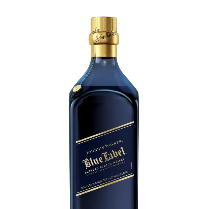 Gros plan d'une bouteille de whisky écossais mélangé Johnnie Walker Blue Label, comportant un verre bleu foncé avec un bouchon doré et une étiquette diagonale affichant le nom de la marque et les détails du produit.