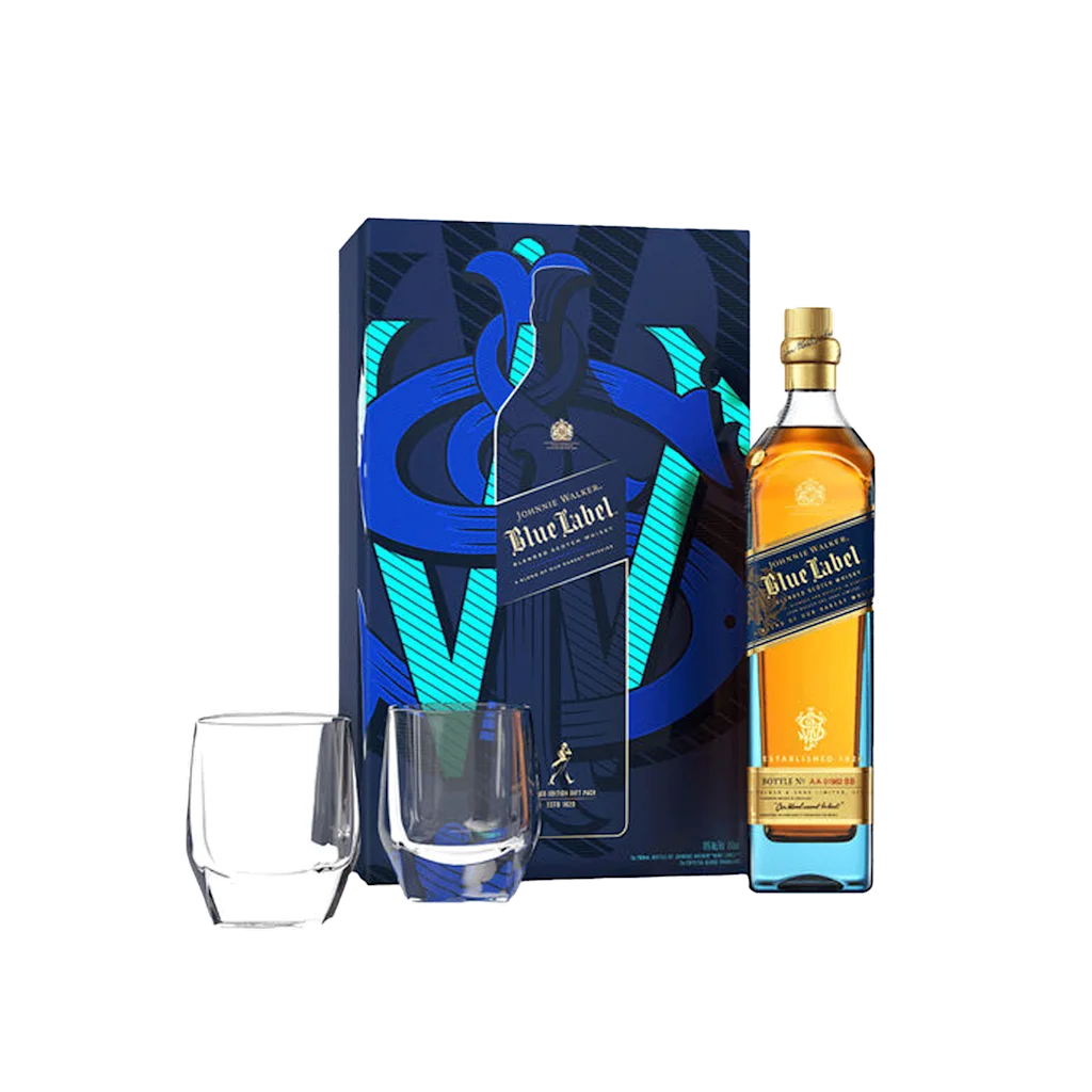 Eine Flasche Johnnie Walker Blue Label Whisky steht neben ihrer blau-goldenen Schachtel und zwei leeren Whiskygläsern.