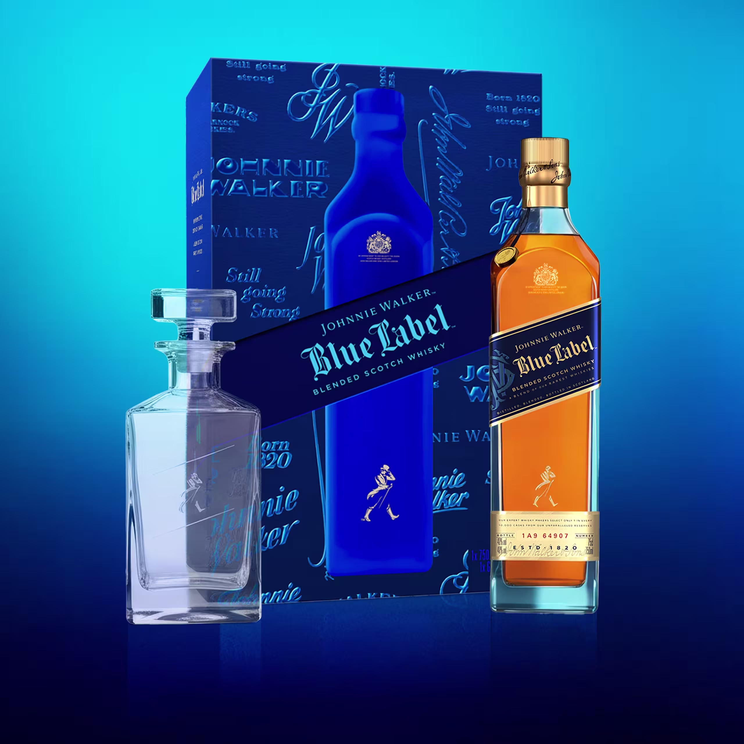 ジョニー ウォーカー ブルー ラベル ウイスキーのボトル ​​3 本 (透明なデカンタ、青いフロスト ボトル、青いラベルのクラシック ボトル) が、青いグラデーションの背景に置かれた青いギフト ボックスの前に陳列されています。