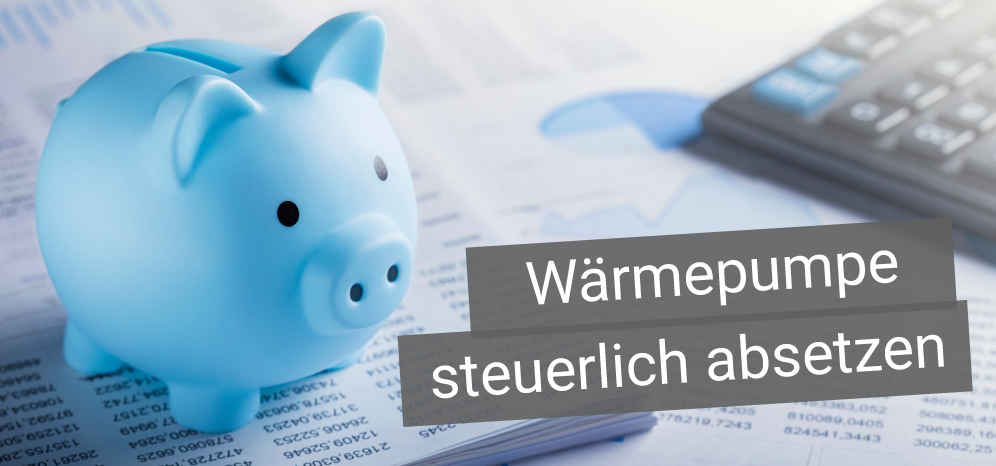 Ein Sparschwein auf einem Dokument, welches das steuerliche Absetzen einer Wärmepumpe darstellen soll
