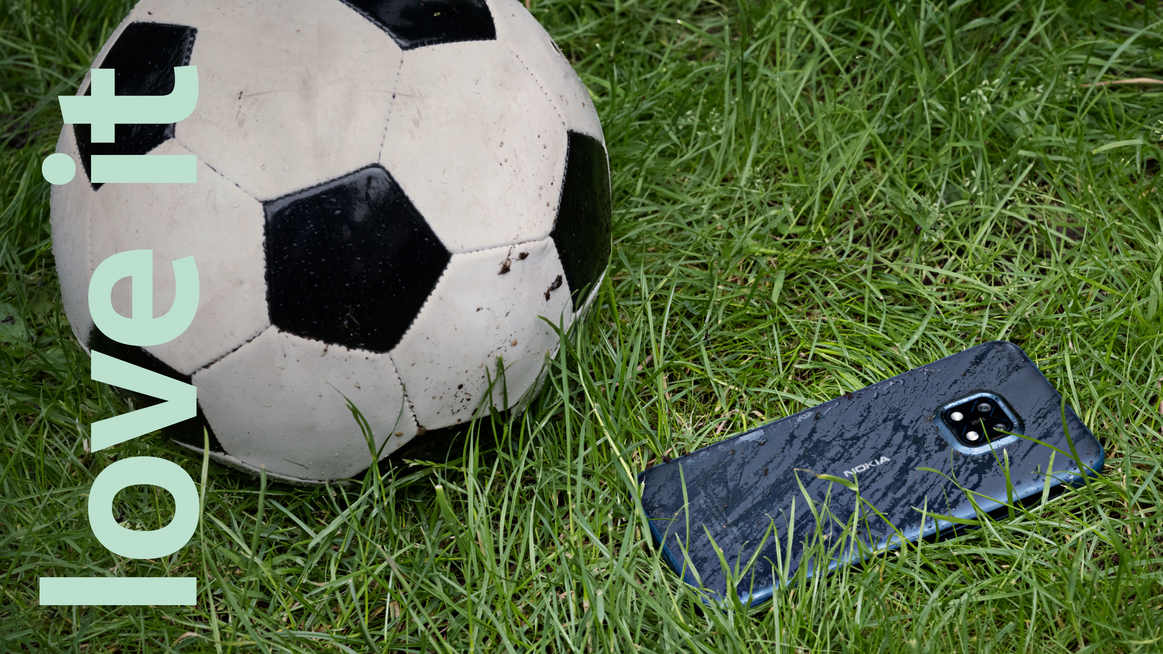 Un ballon de football et le smartphone Nokia XR20 sur l'herbe – créé une impression de robustesse.