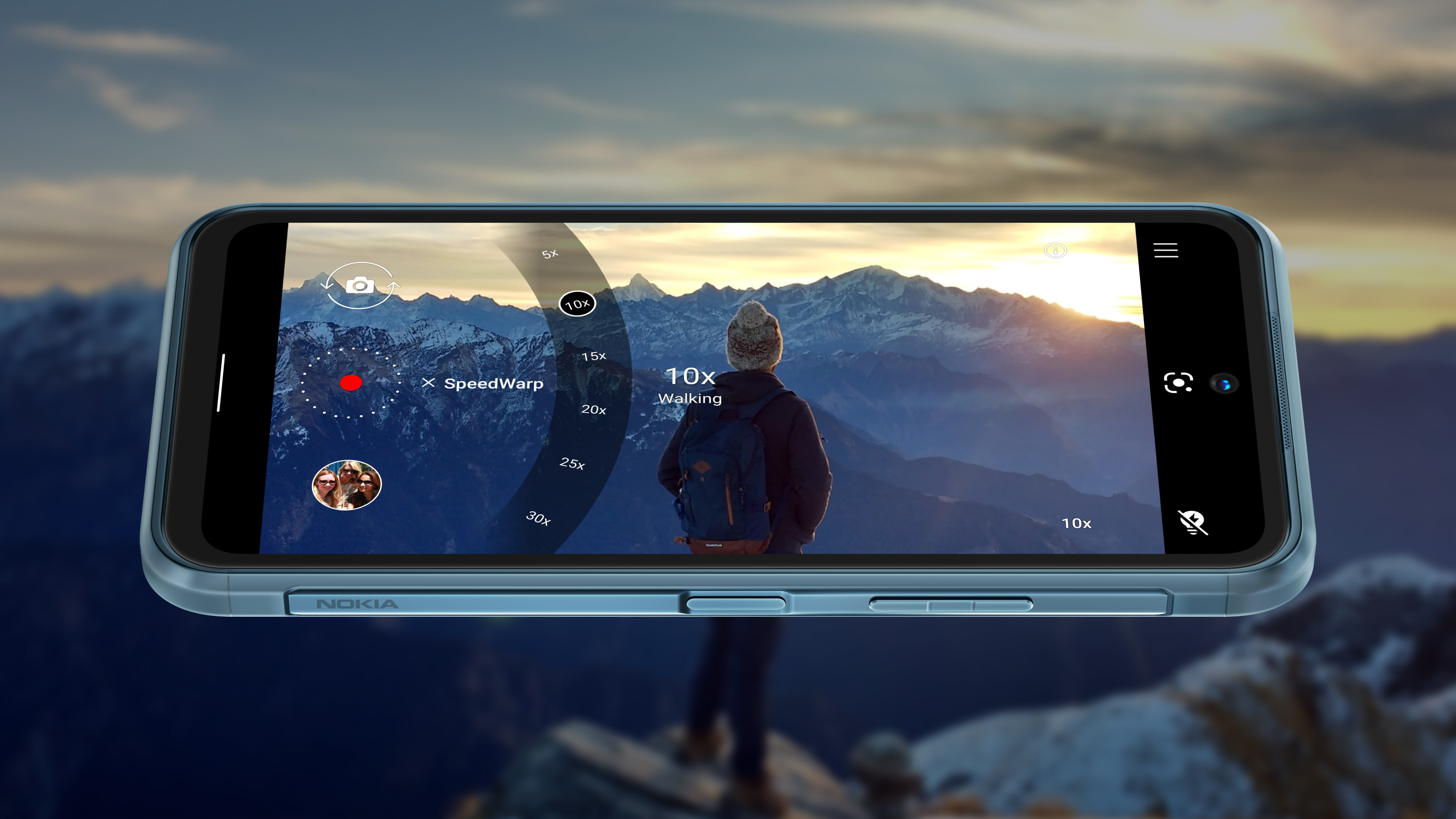 Un Nokia XR20 filmant un paysage de montagne avec la fonction SpeedWarp.