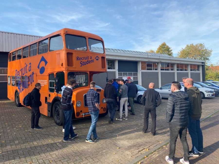 Drive to the future: oranje dubbeldekker brengt mbo'ers en hbo'ers in West-Brabant samen