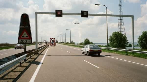 Regio West-Brabant uit zorgen verkeershinder Haringvlietbrug in brief aan minister Van Nieuwenhuizen