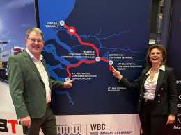 Adviseurs Robert van Splunter en Hanneke Klerks bij infobord met havens