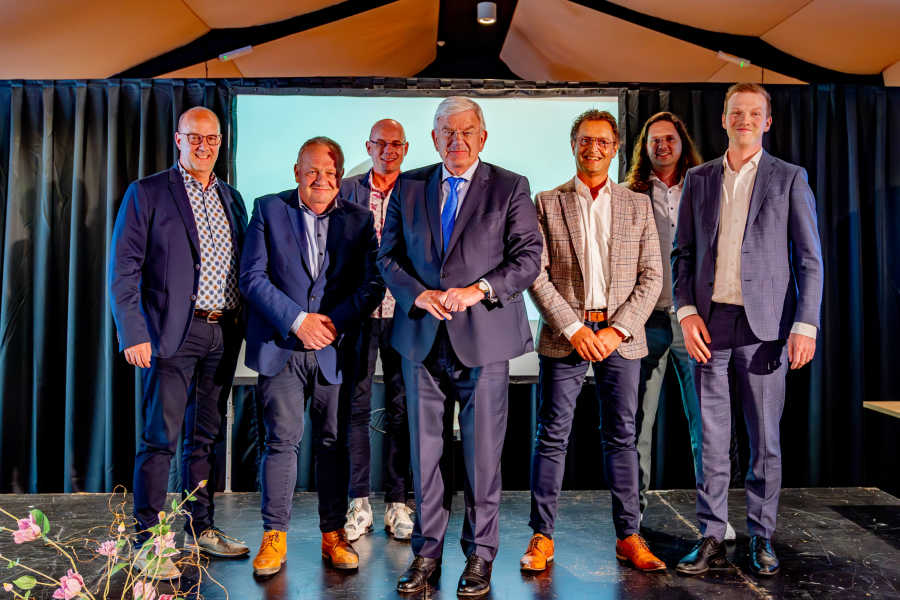 Voorzitter VNG Jan van Zanen prijst duurzame en plantaardige ontwikkelingen West-Brabant tijdens bezoek in Altena