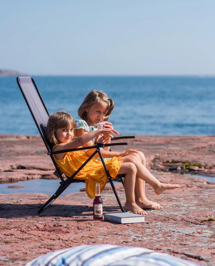 img sommaraland tjejer stol-spegelvand