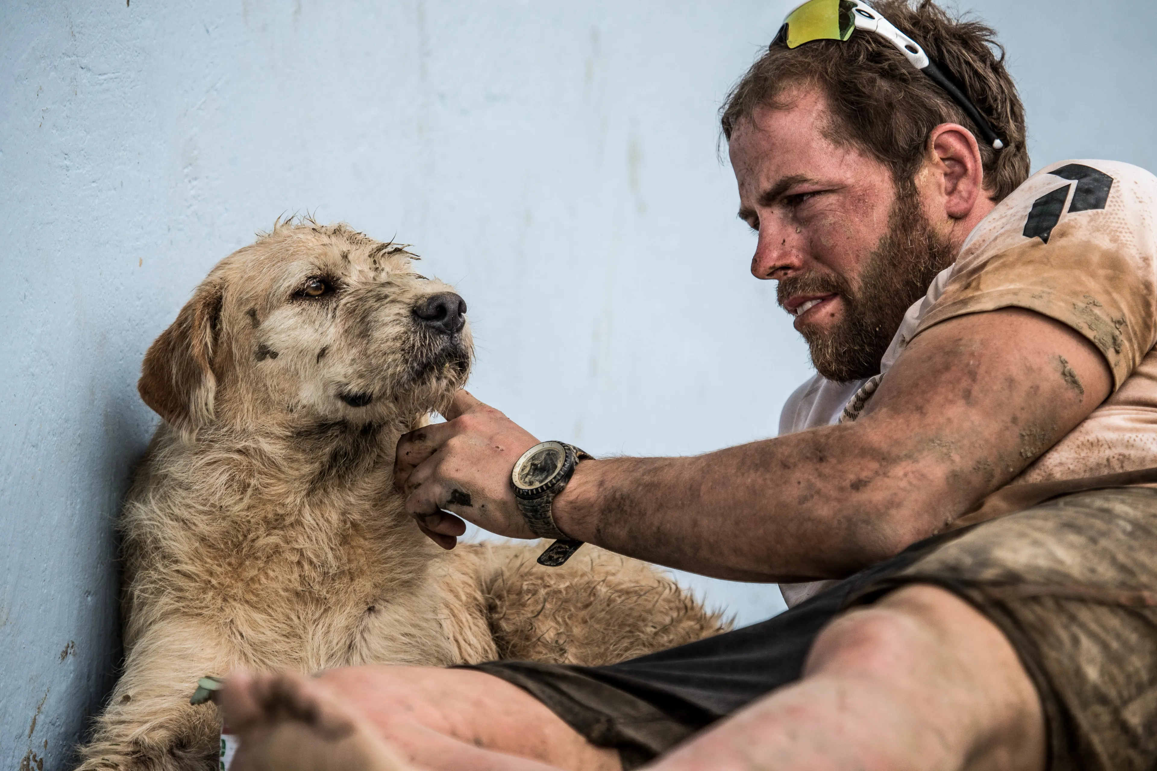 Mikael Lindnord and the straydog Arthur in Ecuador