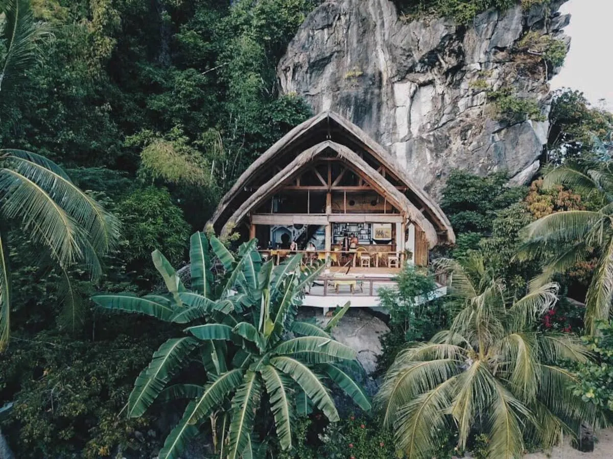 Private island bungalow in the Philippines 