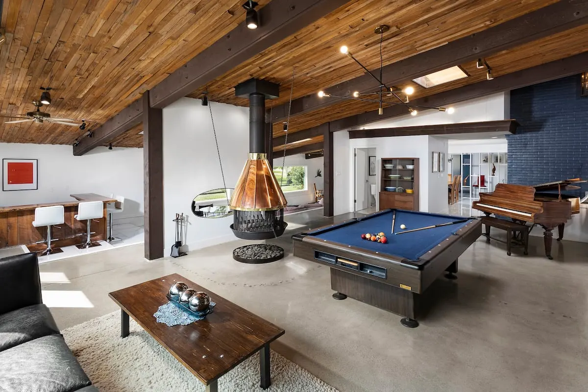 pool room in Iowa