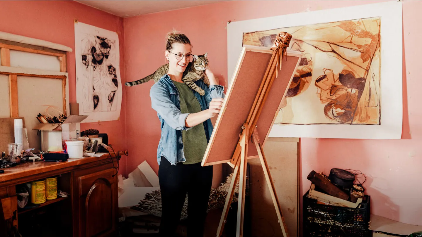 photo-woman-artist-with-cat-on-shoulder-1440w-lg