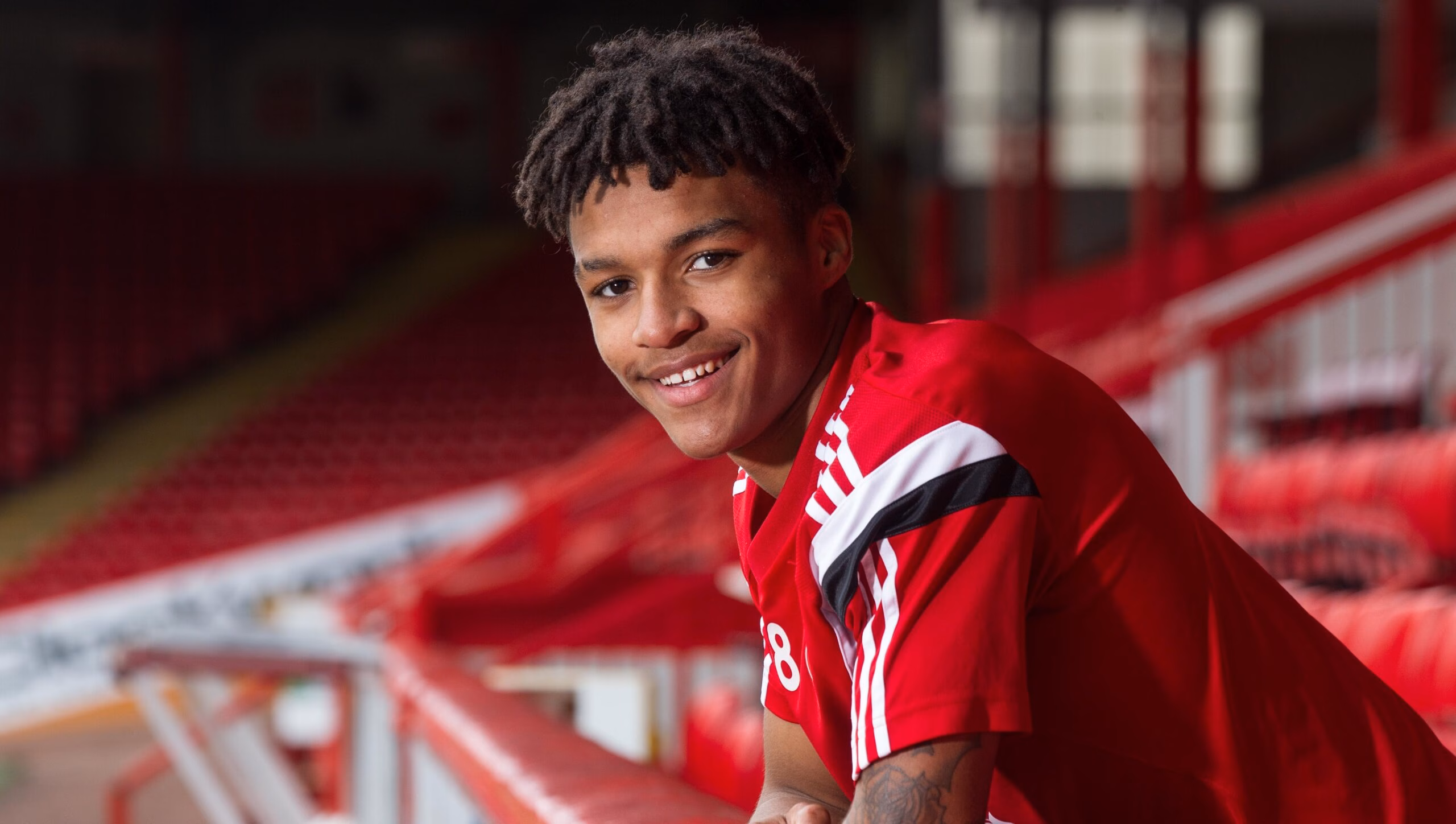 Young midfielder puts pen to paper