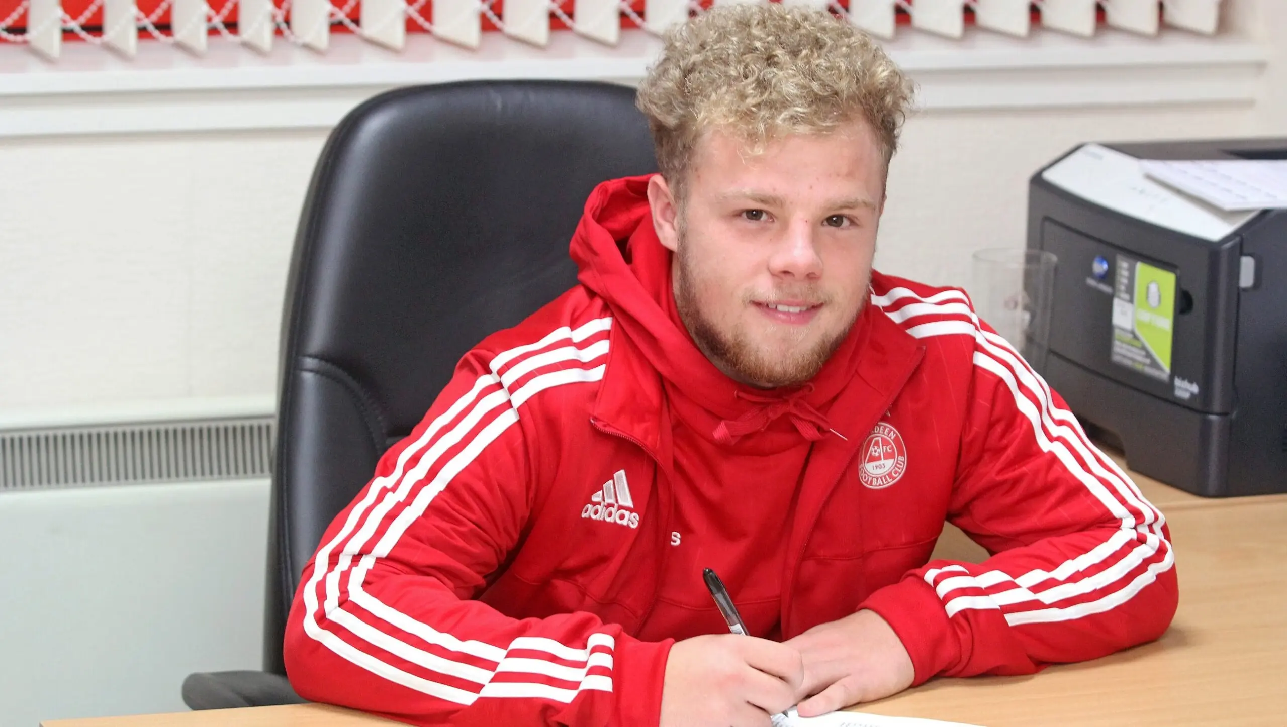 Dylan Thomas puts pen to paper on new deal