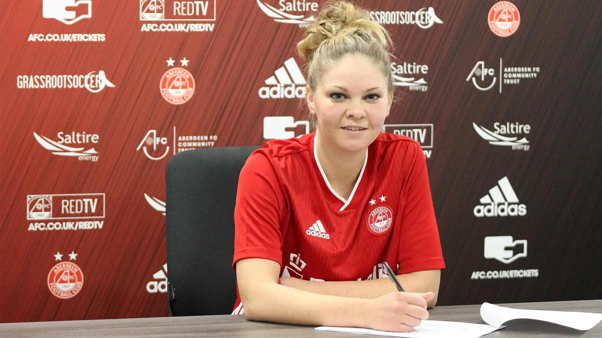 AFC Women | Striker Zoe Johnstone signs