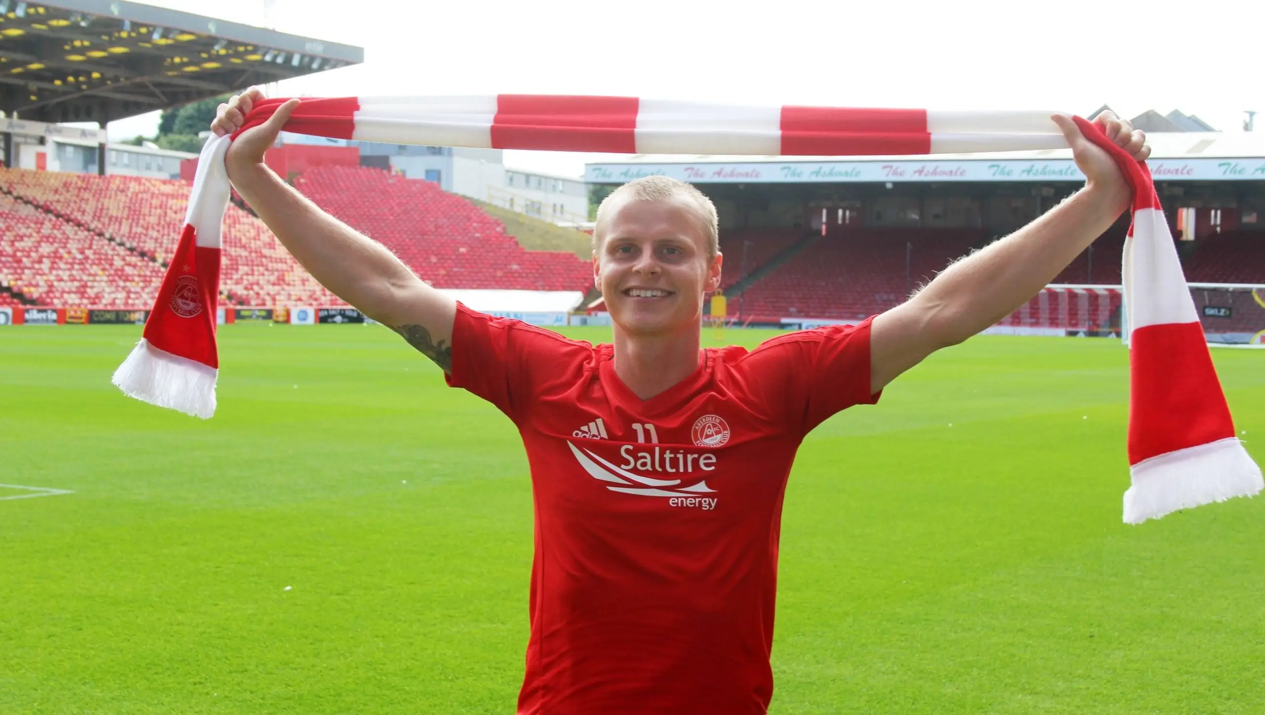 Gary Mackay-Steven joins the Dons