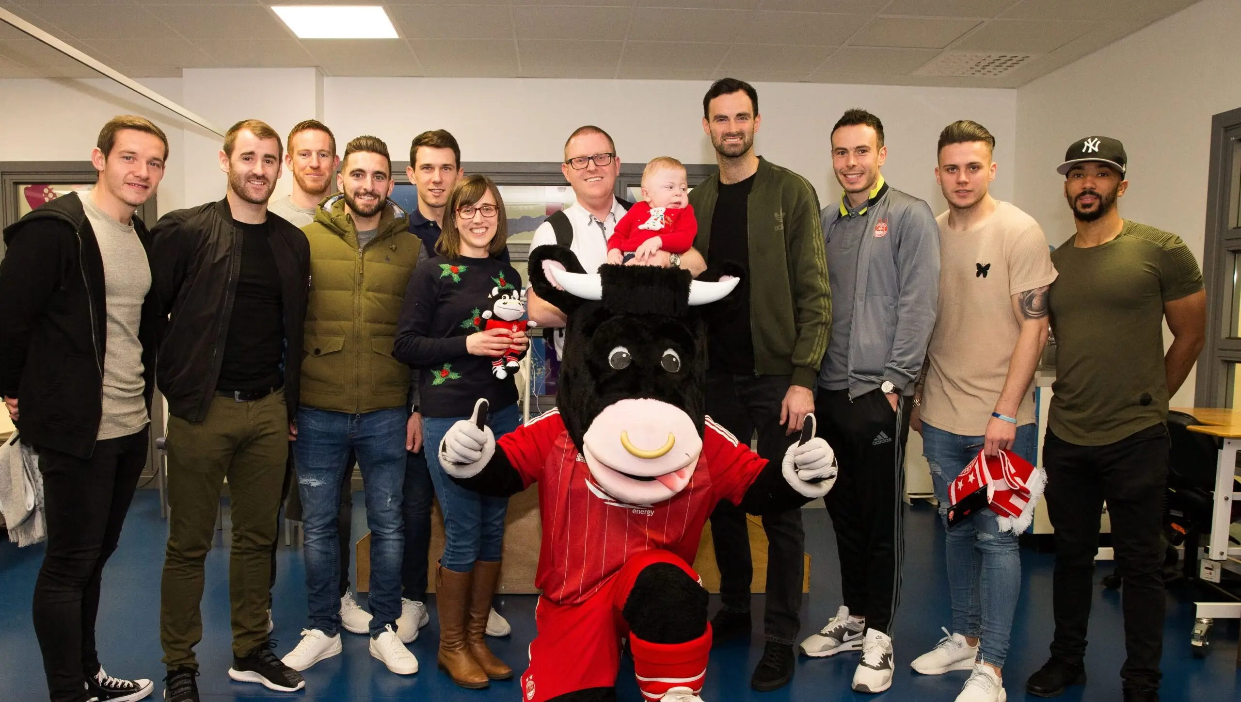 Dons players in Christmas hospital visit