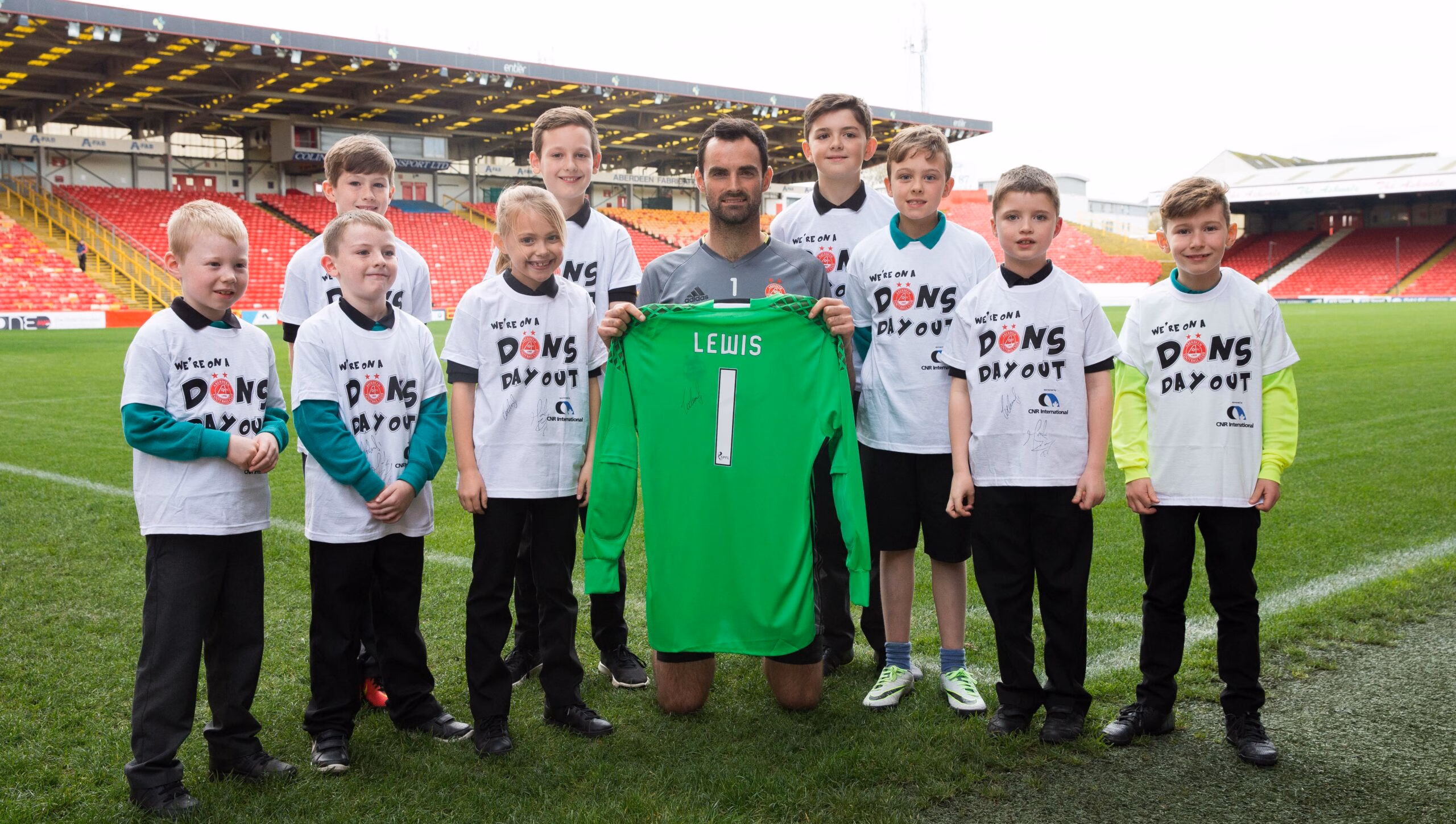 Hazlehead Primary meet Joe Lewis ahead of Dons Day Out visit