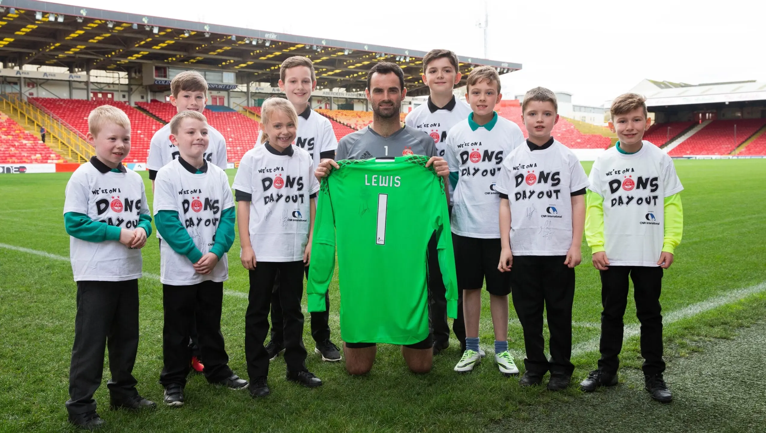 Hazlehead Primary meet Joe Lewis ahead of Dons Day Out visit