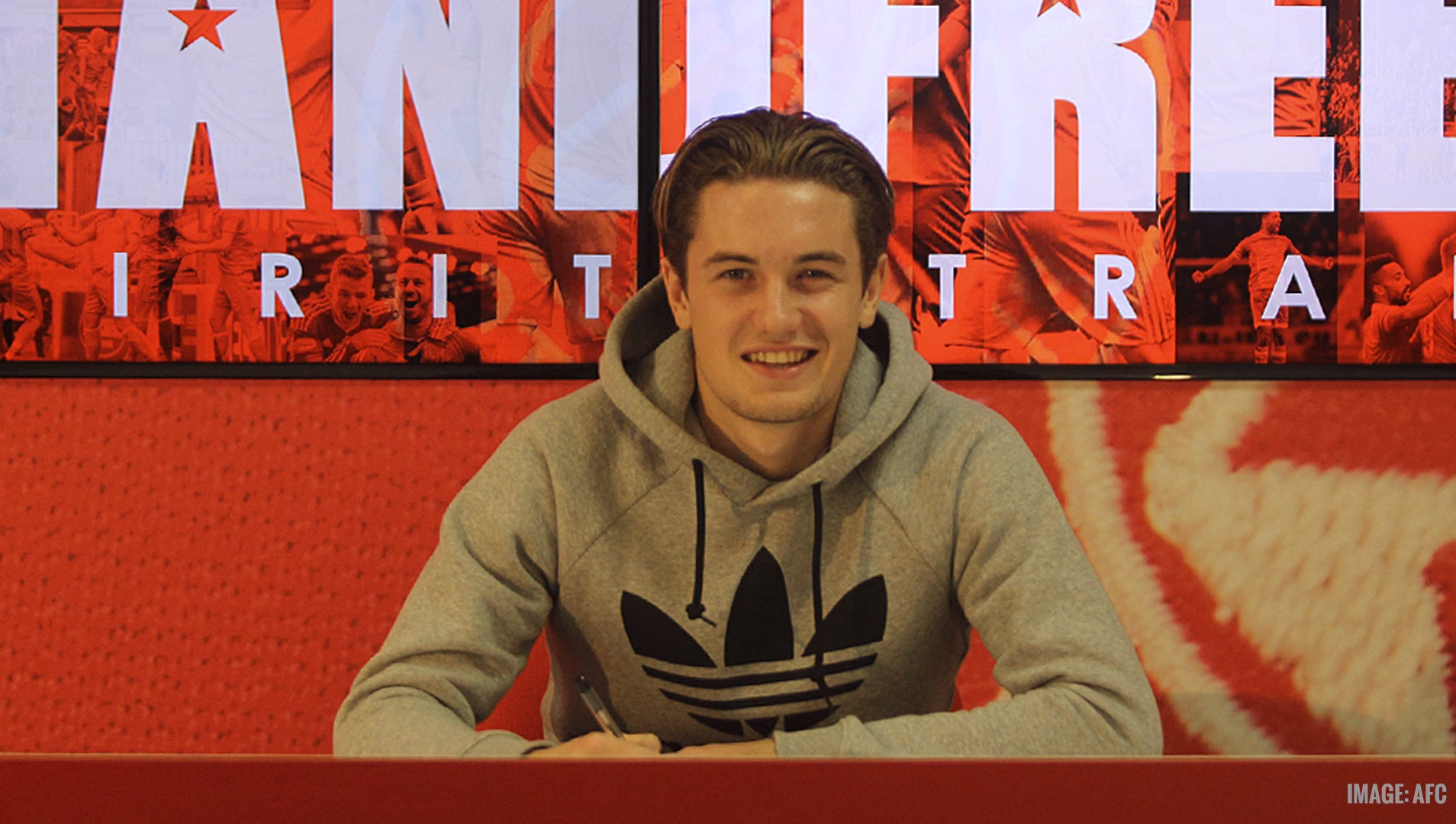 SCOTT SIGNS ON FOR THE LONG HAUL