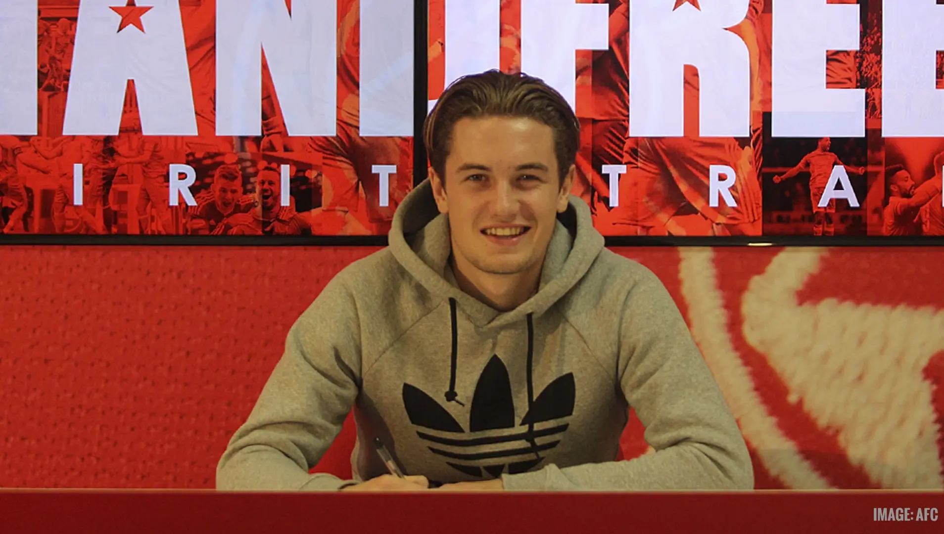 SCOTT SIGNS ON FOR THE LONG HAUL