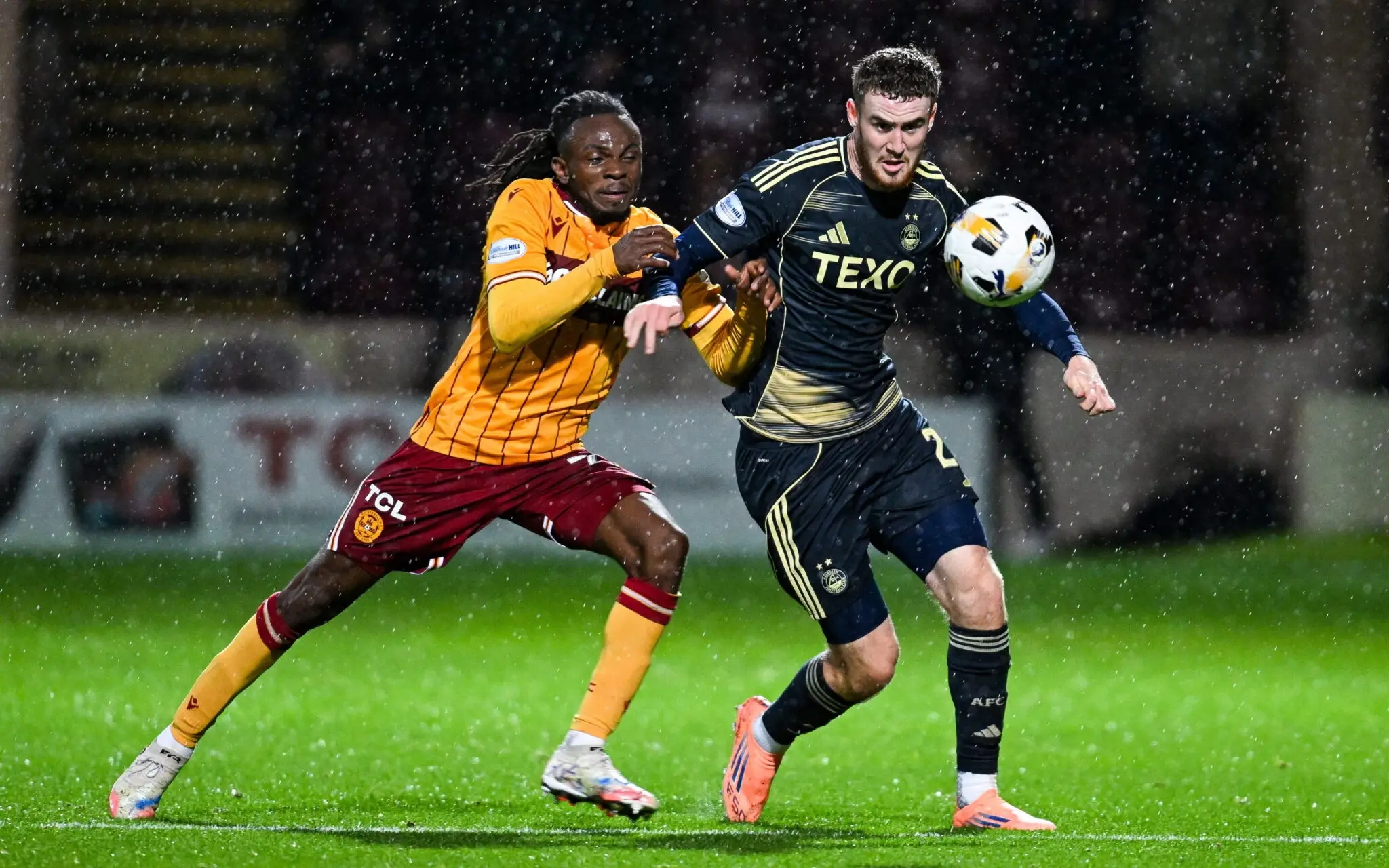 Dons sunk by two late Motherwell goals image